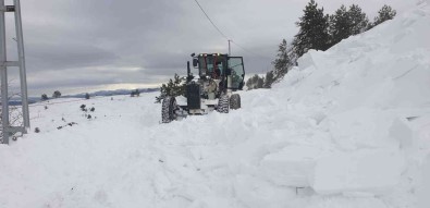 Kastamonu'da Yollari Açan Is Makinesinin Üzerine Çig Düstü