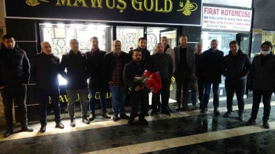 Kuyumcular Odasi Baskan Adayi Türkan, Esnafa Karanfil Dagitti