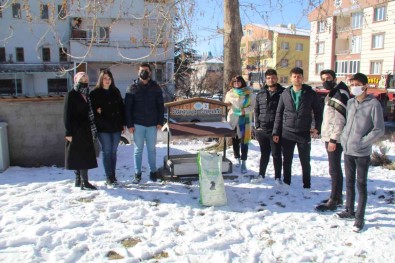 NEVÜ Ögrencileri Sokak Hayvanlarini Unutmadi