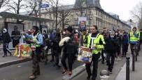 Paris'te 24 Ocak'ta Baslayacak Olan Asi Karti Uygulamasi Protesto Edildi