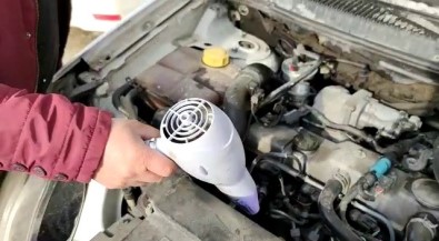 Saç Kurutma Makinesiyle Donan Aracini Isitti