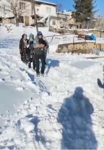 Saglik Görevlisi Yasli Hastayi Sirtinda Tasidi