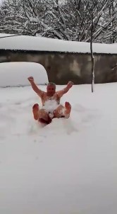 Soguga Aldiris Etmedi, Soyunup Karin Içinde Yuvarlandi