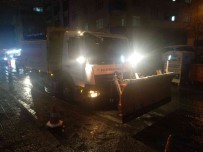 Sultangazi Belediyesi Karla Mücadele Çalismalarina Devam Ediyor
