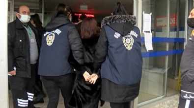 Ters kelepçe tiyatrosu: Cumhurbaşkanı'na hakaret eden Sedef Kabaş mağduriyet algısı yapmaya çalıştı
