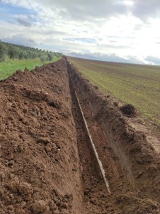 Toprak Altindaki Su Borularini Çikarirken Yakalandi