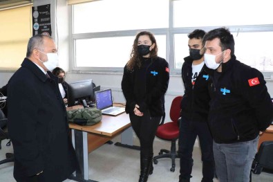 Türkiye'nin Ilk Cep Uydusu Dünyanin Dört Bir Yanina Sinyal Gönderiyor