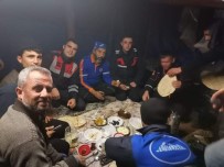 Yaylada Mahsur Kolan Çoban Ve Hayvanlarini Ekipler Kurtardi