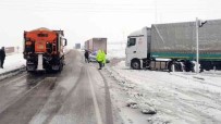 Yozgat'ta Kar Ulasimi Aksatti, Çok Sayida Tir Ver Araç Yolda Kaldi