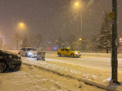 Bursa'da Yogun Kar Yagisi Nedeniyle Araçlar Ilerlemekte Güçlük Çekti