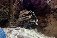 Buzlanma Nedeniyle Dere Yatagina Uçan Otomobilde Can Pazari Açiklamasi 1 Ölü, 3 Yarali