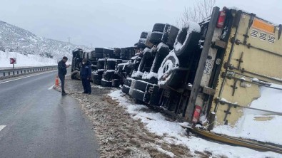 D100'de Gümrük Mali Yüklü Tir Devrildi Açiklamasi 1 Yarali