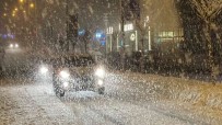 Düzce'de Yogun Kar Yagisinda Ekiplerin Çalismasi Sürüyor