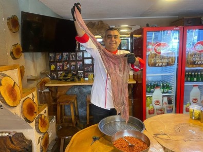 Izledigi Belgeselden Esinlendi, 1,5 Metre Uzunlugunda Deve Sirdani Yapti