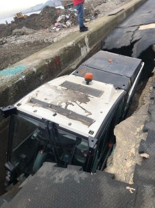 Rize'de Deniz Dolgusundaki Beton Yarilinca Araç Içerisine Düstü