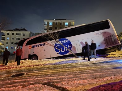 Sancaktepe'de Yolcu Otobüsü Buzlanan Yolda Yan Yatti