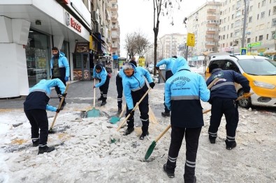 Yenisehir Belediyesi Kaldirimlari Buzdan Temizliyor