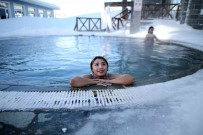 Zirvede Turistlerin Kar Üstünde Hamam Sefasi