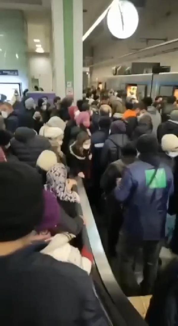 İstanbul'da toplu taşımada yoğunluk! Metrelerce kuyruk oluştu