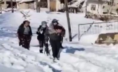 112 çalışanı görenleri duygulandırdı! Hastayı sırtında taşıyarak götürdü...