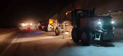 Antalya-Konya Karayoluna Çig Düstü, 3 Metrelik Kar Kütleleri Yolu Kapladi