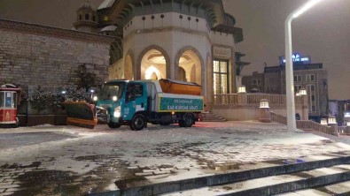 Beyoglu'nda Karla Mücadele Araliksiz Devam Ediyor