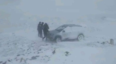 Diyarbakir'dan Sanliurfa Ve Elazig Güzergahi Yollari Yogun Kar Ve Tipi Nedeniyle Ulasima Kapandi
