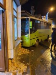 El Freni Çekilmeyen Yolcu Minibüsü Kiraathane Duvarina Çarpti