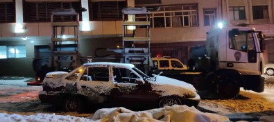 Gaziosmanpasa'da Yillardir Park Halinde Olan Otomobil Yandi, Içerisinden Erkek Cesedi Çikti