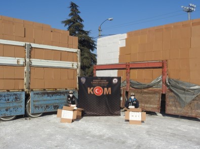 Iki Kamyonda 15 Milyon Adet Makaron Ele Geçirildi, 2 Kisi Gözaltina Alindi