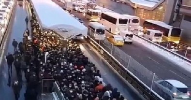 İstanbul'da toplu taşımada yoğunluk! Metrelerce kuyruk oluştu