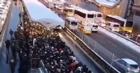 İstanbul'da toplu taşımada yoğunluk! Metrelerce kuyruk oluştu