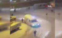 Istanbul'da Yogun Kar Yagisi Nedeniyle Ambulans Yolda Kaldi
