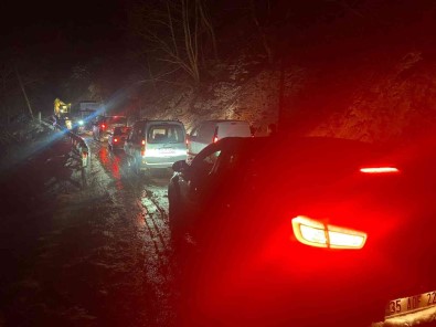 Izmir'de Yogun Kar Yagisi Nedeniyle Dag Yolunda Mahsur Kalan 20 Kisi Kurtarildi