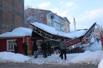 Malatya'da Kar Nedeniyle Oto Parkin Çatisi Çöktü