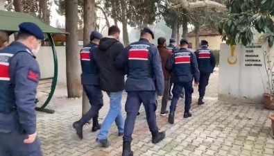 Manisa'da Jandarma Ekiplerinden Hirsizlara Operasyon Açiklamasi 3 Kisi Tutuklandi