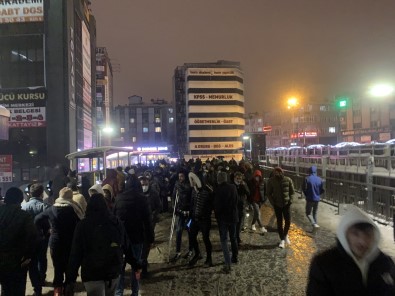 Metrobüs Duraklarindaki Yogunluk Havadan Görüntülendi