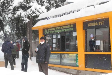 Sahinbey'de Sokaktaki Vatandaslara Sicak Çorba