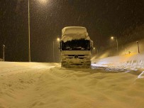 TEM Otoyolu Bolu Dagi Geçisinde Yol 8 Saattir Ulasima Kapali, Kontak Kapatan Araçlar Beyaza Büründü