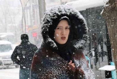 Van'da Kar Yagisiyla 135 Yerlesim Yerine Ulasilamiyor