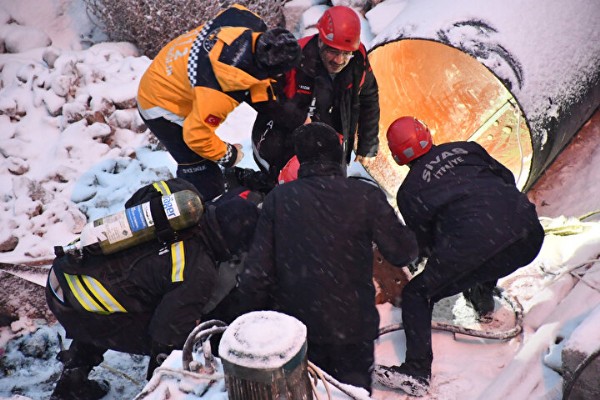 Sivas'ta iki işçi girdikleri boruda zehirlendi