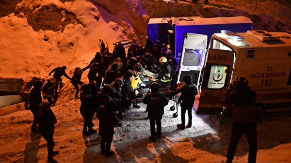 Sivas'ta iki işçi girdikleri boruda zehirlendi