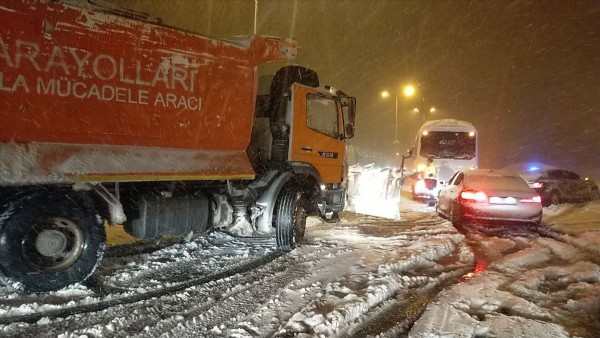 Çalışmalar gece boyu sürdü! İstanbul-Ankara D-100 yolu trafiğe açıldı