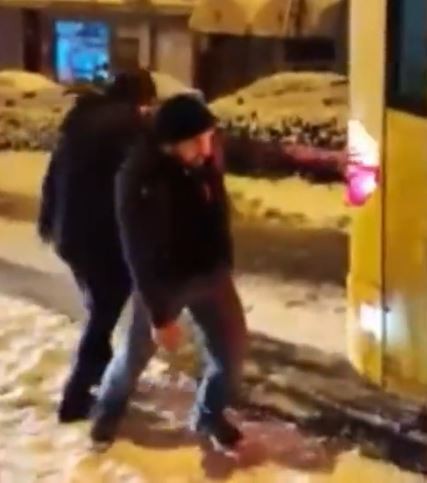 Esenyurt'ta yolda kalan İETT otobüsünün hareket edebilmesi için yolcular aynı anda zıpladı