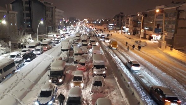 CHP'li İBB karla mücadelede yetersiz kaldı! Binlerce kişi geceyi araçlarda geçirdi