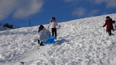 Adana'da Tepsili Legenli Karda Kayma Keyfi