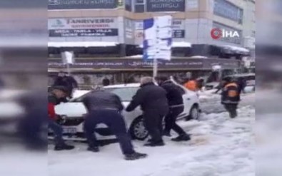 Arnavutköy'de Kar Esareti Devam Ediyor