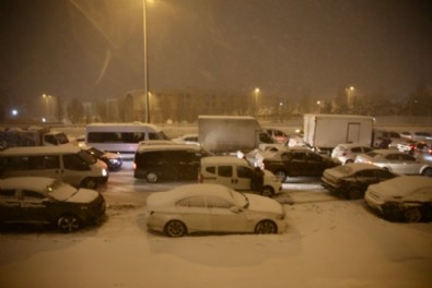 CHP'li İBB karla mücadelede yetersiz kaldı! Binlerce kişi geceyi araçlarda geçirdi