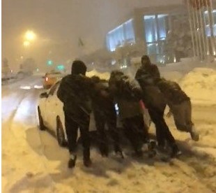 CHP'li İBB kendi kapısının önündeki karı bile temizleyemedi!