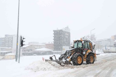 Denizli'de Karla Mücadele Çalismalari Devam Ediyor